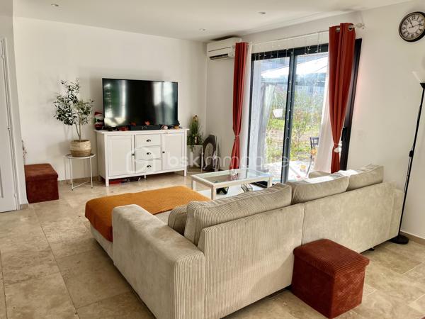 Nichée dans un quartier calme, cette maison de 90 m2 construite en 2024 sur un terrain de 400 m2 environ, offre un cadre de vie paisible. Au rez-de-chaussée : une cuisine ouverte sur un salon-séjour de 40 m2, un WC et une remise avec porte de garage de 6 m2 accessible de la pièce de vie et de l'extérieur. (Utile pour vélos scooters, trottinettes électrique...). Au 1er étage, 3 chambres, 1 salle d'eau et un WC. 
La maison construite sur vide sanitaire et sur radier est équipée de la climatisation, de la VMC double flux, d’une prise de recharge pour voiture électrique, du double vitrage, du tout à l’égout et de la fibre. 
Le jardin et la terrasse avec pergola sont orientés au sud et vous pouvez garer aisément vos véhicules grâce aux 2 places de parking extérieur. 
Profitez d'un cadre de vie idéal, sans charges de copropriété. Un véritable coup de cœur pour cette maison impeccable vous attend, à 10 mn de la gare TGV et 30 mn des plages... contactez Fabien DESENFANTS pour plus de renseignements ou pour organiser une visite.