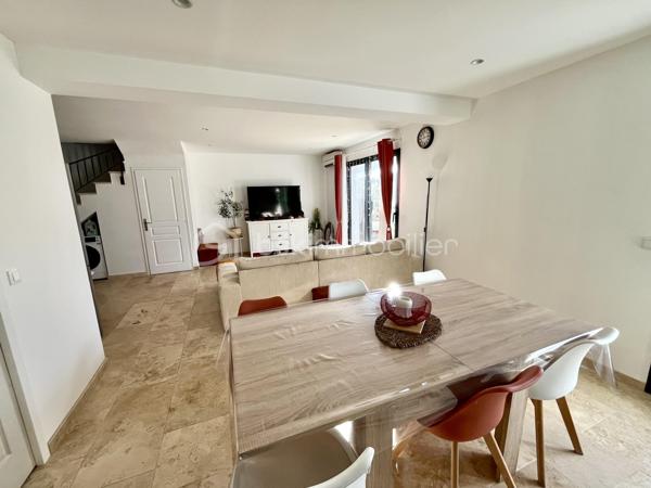 Nichée dans un quartier calme, cette maison de 90 m2 construite en 2024 sur un terrain de 400 m2 environ, offre un cadre de vie paisible. Au rez-de-chaussée : une cuisine ouverte sur un salon-séjour de 40 m2, un WC et une remise avec porte de garage de 6 m2 accessible de la pièce de vie et de l'extérieur. (Utile pour vélos scooters, trottinettes électrique...). Au 1er étage, 3 chambres, 1 salle d'eau et un WC. 
La maison construite sur vide sanitaire et sur radier est équipée de la climatisation, de la VMC double flux, d’une prise de recharge pour voiture électrique, du double vitrage, du tout à l’égout et de la fibre. 
Le jardin et la terrasse avec pergola sont orientés au sud et vous pouvez garer aisément vos véhicules grâce aux 2 places de parking extérieur. 
Profitez d'un cadre de vie idéal, sans charges de copropriété. Un véritable coup de cœur pour cette maison impeccable vous attend, à 10 mn de la gare TGV et 30 mn des plages... contactez Fabien DESENFANTS pour plus de renseignements ou pour organiser une visite.
