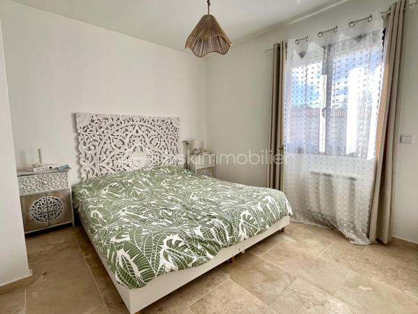 Nichée dans un quartier calme, cette maison de 90 m2 construite en 2024 sur un terrain de 400 m2 environ, offre un cadre de vie paisible. Au rez-de-chaussée : une cuisine ouverte sur un salon-séjour de 40 m2, un WC et une remise avec porte de garage de 6 m2 accessible de la pièce de vie et de l'extérieur. (Utile pour vélos scooters, trottinettes électrique...). Au 1er étage, 3 chambres, 1 salle d'eau et un WC. 
La maison construite sur vide sanitaire et sur radier est équipée de la climatisation, de la VMC double flux, d’une prise de recharge pour voiture électrique, du double vitrage, du tout à l’égout et de la fibre. 
Le jardin et la terrasse avec pergola sont orientés au sud et vous pouvez garer aisément vos véhicules grâce aux 2 places de parking extérieur. 
Profitez d'un cadre de vie idéal, sans charges de copropriété. Un véritable coup de cœur pour cette maison impeccable vous attend, à 10 mn de la gare TGV et 30 mn des plages... contactez Fabien DESENFANTS pour plus de renseignements ou pour organiser une visite.