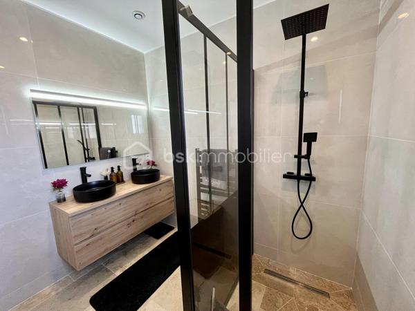 Nichée dans un quartier calme, cette maison de 90 m2 construite en 2024 sur un terrain de 400 m2 environ, offre un cadre de vie paisible. Au rez-de-chaussée : une cuisine ouverte sur un salon-séjour de 40 m2, un WC et une remise avec porte de garage de 6 m2 accessible de la pièce de vie et de l'extérieur. (Utile pour vélos scooters, trottinettes électrique...). Au 1er étage, 3 chambres, 1 salle d'eau et un WC. 
La maison construite sur vide sanitaire et sur radier est équipée de la climatisation, de la VMC double flux, d’une prise de recharge pour voiture électrique, du double vitrage, du tout à l’égout et de la fibre. 
Le jardin et la terrasse avec pergola sont orientés au sud et vous pouvez garer aisément vos véhicules grâce aux 2 places de parking extérieur. 
Profitez d'un cadre de vie idéal, sans charges de copropriété. Un véritable coup de cœur pour cette maison impeccable vous attend, à 10 mn de la gare TGV et 30 mn des plages... contactez Fabien DESENFANTS pour plus de renseignements ou pour organiser une visite.