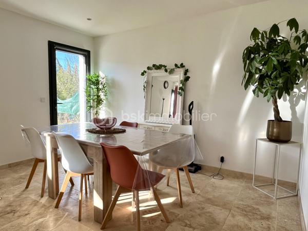 Nichée dans un quartier calme, cette maison de 90 m2 construite en 2024 sur un terrain de 400 m2 environ, offre un cadre de vie paisible. Au rez-de-chaussée : une cuisine ouverte sur un salon-séjour de 40 m2, un WC et une remise avec porte de garage de 6 m2 accessible de la pièce de vie et de l'extérieur. (Utile pour vélos scooters, trottinettes électrique...). Au 1er étage, 3 chambres, 1 salle d'eau et un WC. 
La maison construite sur vide sanitaire et sur radier est équipée de la climatisation, de la VMC double flux, d’une prise de recharge pour voiture électrique, du double vitrage, du tout à l’égout et de la fibre. 
Le jardin et la terrasse avec pergola sont orientés au sud et vous pouvez garer aisément vos véhicules grâce aux 2 places de parking extérieur. 
Profitez d'un cadre de vie idéal, sans charges de copropriété. Un véritable coup de cœur pour cette maison impeccable vous attend, à 10 mn de la gare TGV et 30 mn des plages... contactez Fabien DESENFANTS pour plus de renseignements ou pour organiser une visite.