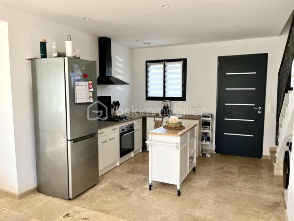 Nichée dans un quartier calme, cette maison de 90 m2 construite en 2024 sur un terrain de 400 m2 environ, offre un cadre de vie paisible. Au rez-de-chaussée : une cuisine ouverte sur un salon-séjour de 40 m2, un WC et une remise avec porte de garage de 6 m2 accessible de la pièce de vie et de l'extérieur. (Utile pour vélos scooters, trottinettes électrique...). Au 1er étage, 3 chambres, 1 salle d'eau et un WC. 
La maison construite sur vide sanitaire et sur radier est équipée de la climatisation, de la VMC double flux, d’une prise de recharge pour voiture électrique, du double vitrage, du tout à l’égout et de la fibre. 
Le jardin et la terrasse avec pergola sont orientés au sud et vous pouvez garer aisément vos véhicules grâce aux 2 places de parking extérieur. 
Profitez d'un cadre de vie idéal, sans charges de copropriété. Un véritable coup de cœur pour cette maison impeccable vous attend, à 10 mn de la gare TGV et 30 mn des plages... contactez Fabien DESENFANTS pour plus de renseignements ou pour organiser une visite.