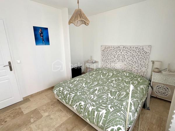 Nichée dans un quartier calme, cette maison de 90 m2 construite en 2024 sur un terrain de 400 m2 environ, offre un cadre de vie paisible. Au rez-de-chaussée : une cuisine ouverte sur un salon-séjour de 40 m2, un WC et une remise avec porte de garage de 6 m2 accessible de la pièce de vie et de l'extérieur. (Utile pour vélos scooters, trottinettes électrique...). Au 1er étage, 3 chambres, 1 salle d'eau et un WC. 
La maison construite sur vide sanitaire et sur radier est équipée de la climatisation, de la VMC double flux, d’une prise de recharge pour voiture électrique, du double vitrage, du tout à l’égout et de la fibre. 
Le jardin et la terrasse avec pergola sont orientés au sud et vous pouvez garer aisément vos véhicules grâce aux 2 places de parking extérieur. 
Profitez d'un cadre de vie idéal, sans charges de copropriété. Un véritable coup de cœur pour cette maison impeccable vous attend, à 10 mn de la gare TGV et 30 mn des plages... contactez Fabien DESENFANTS pour plus de renseignements ou pour organiser une visite.