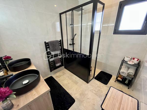 Nichée dans un quartier calme, cette maison de 90 m2 construite en 2024 sur un terrain de 400 m2 environ, offre un cadre de vie paisible. Au rez-de-chaussée : une cuisine ouverte sur un salon-séjour de 40 m2, un WC et une remise avec porte de garage de 6 m2 accessible de la pièce de vie et de l'extérieur. (Utile pour vélos scooters, trottinettes électrique...). Au 1er étage, 3 chambres, 1 salle d'eau et un WC. 
La maison construite sur vide sanitaire et sur radier est équipée de la climatisation, de la VMC double flux, d’une prise de recharge pour voiture électrique, du double vitrage, du tout à l’égout et de la fibre. 
Le jardin et la terrasse avec pergola sont orientés au sud et vous pouvez garer aisément vos véhicules grâce aux 2 places de parking extérieur. 
Profitez d'un cadre de vie idéal, sans charges de copropriété. Un véritable coup de cœur pour cette maison impeccable vous attend, à 10 mn de la gare TGV et 30 mn des plages... contactez Fabien DESENFANTS pour plus de renseignements ou pour organiser une visite.