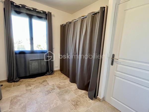 Nichée dans un quartier calme, cette maison de 90 m2 construite en 2024 sur un terrain de 400 m2 environ, offre un cadre de vie paisible. Au rez-de-chaussée : une cuisine ouverte sur un salon-séjour de 40 m2, un WC et une remise avec porte de garage de 6 m2 accessible de la pièce de vie et de l'extérieur. (Utile pour vélos scooters, trottinettes électrique...). Au 1er étage, 3 chambres, 1 salle d'eau et un WC. 
La maison construite sur vide sanitaire et sur radier est équipée de la climatisation, de la VMC double flux, d’une prise de recharge pour voiture électrique, du double vitrage, du tout à l’égout et de la fibre. 
Le jardin et la terrasse avec pergola sont orientés au sud et vous pouvez garer aisément vos véhicules grâce aux 2 places de parking extérieur. 
Profitez d'un cadre de vie idéal, sans charges de copropriété. Un véritable coup de cœur pour cette maison impeccable vous attend, à 10 mn de la gare TGV et 30 mn des plages... contactez Fabien DESENFANTS pour plus de renseignements ou pour organiser une visite.
