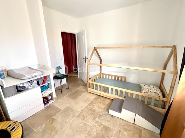 Nichée dans un quartier calme, cette maison de 90 m2 construite en 2024 sur un terrain de 400 m2 environ, offre un cadre de vie paisible. Au rez-de-chaussée : une cuisine ouverte sur un salon-séjour de 40 m2, un WC et une remise avec porte de garage de 6 m2 accessible de la pièce de vie et de l'extérieur. (Utile pour vélos scooters, trottinettes électrique...). Au 1er étage, 3 chambres, 1 salle d'eau et un WC. 
La maison construite sur vide sanitaire et sur radier est équipée de la climatisation, de la VMC double flux, d’une prise de recharge pour voiture électrique, du double vitrage, du tout à l’égout et de la fibre. 
Le jardin et la terrasse avec pergola sont orientés au sud et vous pouvez garer aisément vos véhicules grâce aux 2 places de parking extérieur. 
Profitez d'un cadre de vie idéal, sans charges de copropriété. Un véritable coup de cœur pour cette maison impeccable vous attend, à 10 mn de la gare TGV et 30 mn des plages... contactez Fabien DESENFANTS pour plus de renseignements ou pour organiser une visite.
