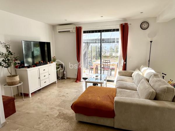 Nichée dans un quartier calme, cette maison de 90 m2 construite en 2024 sur un terrain de 400 m2 environ, offre un cadre de vie paisible. Au rez-de-chaussée : une cuisine ouverte sur un salon-séjour de 40 m2, un WC et une remise avec porte de garage de 6 m2 accessible de la pièce de vie et de l'extérieur. (Utile pour vélos scooters, trottinettes électrique...). Au 1er étage, 3 chambres, 1 salle d'eau et un WC. 
La maison construite sur vide sanitaire et sur radier est équipée de la climatisation, de la VMC double flux, d’une prise de recharge pour voiture électrique, du double vitrage, du tout à l’égout et de la fibre. 
Le jardin et la terrasse avec pergola sont orientés au sud et vous pouvez garer aisément vos véhicules grâce aux 2 places de parking extérieur. 
Profitez d'un cadre de vie idéal, sans charges de copropriété. Un véritable coup de cœur pour cette maison impeccable vous attend, à 10 mn de la gare TGV et 30 mn des plages... contactez Fabien DESENFANTS pour plus de renseignements ou pour organiser une visite.