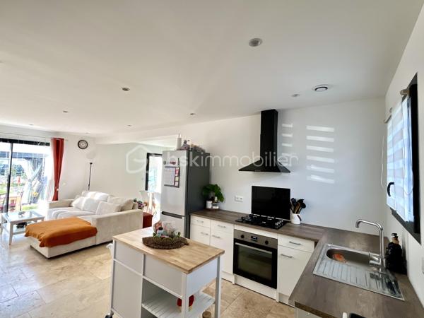 Nichée dans un quartier calme, cette maison de 90 m2 construite en 2024 sur un terrain de 400 m2 environ, offre un cadre de vie paisible. Au rez-de-chaussée : une cuisine ouverte sur un salon-séjour de 40 m2, un WC et une remise avec porte de garage de 6 m2 accessible de la pièce de vie et de l'extérieur. (Utile pour vélos scooters, trottinettes électrique...). Au 1er étage, 3 chambres, 1 salle d'eau et un WC. 
La maison construite sur vide sanitaire et sur radier est équipée de la climatisation, de la VMC double flux, d’une prise de recharge pour voiture électrique, du double vitrage, du tout à l’égout et de la fibre. 
Le jardin et la terrasse avec pergola sont orientés au sud et vous pouvez garer aisément vos véhicules grâce aux 2 places de parking extérieur. 
Profitez d'un cadre de vie idéal, sans charges de copropriété. Un véritable coup de cœur pour cette maison impeccable vous attend, à 10 mn de la gare TGV et 30 mn des plages... contactez Fabien DESENFANTS pour plus de renseignements ou pour organiser une visite.