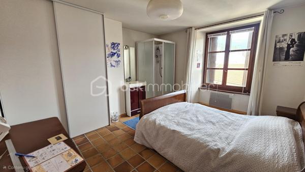 Venez visiter sans tarder cette maison idéalement située, en plein centre ville de Gap dans un environnement calme sur une petite place proche de toutes commodités à pied . 
En RDC une entrée avec un petit sas , et un accès à une toute petite cour . 
A l'étage un hall d'entrée avec placards , des wc . Vous serez charmés par une vaste pièce lumineuse offrant un spacieux salon séjour convivial semi ouvert sur une cuisine équipée pour une atmosphère à la fois conviviale et chaleureuse . 
A l'étage supérieur 3 belles chambres , une salle de bain et des WC séparés . Au dernier étage une grande chambre avec douche , et sous les toits un bureau ou chambre supplémentaire . 
Le petit plus ? Une petite cour à l'abri des regards pouvant être aménagée en petite terrasse repas , jeux cabanes pour enfants , garages à vélos etc 
La maison est idéale pour une grande famille souhaitant profiter du confort d'un cadre de vie spacieux tout en bénéficiant de la proximité immédiate du centre ville . 
DPE en D . Très bon confort thermique malgré les vastes pièces , consommation environ 150 € électricité / mois et 350 € de granulés par an . 
Pas de gros travaux à prévoir . 
Double vitrage , volets battants , VMC double flux .  Taxe foncière 2384 euros .
Chauffage électrique avec radiateurs assez récents et poêle à granulés . Toiture ok . 
Vignette ville de Gap pour le stationnement gratuit sur les parking du centre ville .
Copropriété avec un commerce attenant pas de charges de copro .  
A visiter au plus vite