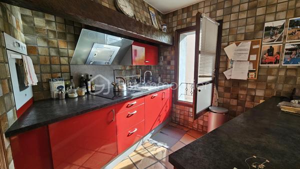 Venez visiter sans tarder cette maison idéalement située, en plein centre ville de Gap dans un environnement calme sur une petite place proche de toutes commodités à pied . 
En RDC une entrée avec un petit sas , et un accès à une toute petite cour . 
A l'étage un hall d'entrée avec placards , des wc . Vous serez charmés par une vaste pièce lumineuse offrant un spacieux salon séjour convivial semi ouvert sur une cuisine équipée pour une atmosphère à la fois conviviale et chaleureuse . 
A l'étage supérieur 3 belles chambres , une salle de bain et des WC séparés . Au dernier étage une grande chambre avec douche , et sous les toits un bureau ou chambre supplémentaire . 
Le petit plus ? Une petite cour à l'abri des regards pouvant être aménagée en petite terrasse repas , jeux cabanes pour enfants , garages à vélos etc 
La maison est idéale pour une grande famille souhaitant profiter du confort d'un cadre de vie spacieux tout en bénéficiant de la proximité immédiate du centre ville . 
DPE en D . Très bon confort thermique malgré les vastes pièces , consommation environ 150 € électricité / mois et 350 € de granulés par an . 
Pas de gros travaux à prévoir . 
Double vitrage , volets battants , VMC double flux .  Taxe foncière 2384 euros .
Chauffage électrique avec radiateurs assez récents et poêle à granulés . Toiture ok . 
Vignette ville de Gap pour le stationnement gratuit sur les parking du centre ville .
Copropriété avec un commerce attenant pas de charges de copro .  
A visiter au plus vite
