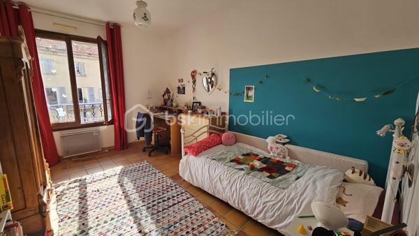 Venez visiter sans tarder cette maison idéalement située, en plein centre ville de Gap dans un environnement calme sur une petite place proche de toutes commodités à pied . 
En RDC une entrée avec un petit sas , et un accès à une toute petite cour . 
A l'étage un hall d'entrée avec placards , des wc . Vous serez charmés par une vaste pièce lumineuse offrant un spacieux salon séjour convivial semi ouvert sur une cuisine équipée pour une atmosphère à la fois conviviale et chaleureuse . 
A l'étage supérieur 3 belles chambres , une salle de bain et des WC séparés . Au dernier étage une grande chambre avec douche , et sous les toits un bureau ou chambre supplémentaire . 
Le petit plus ? Une petite cour à l'abri des regards pouvant être aménagée en petite terrasse repas , jeux cabanes pour enfants , garages à vélos etc 
La maison est idéale pour une grande famille souhaitant profiter du confort d'un cadre de vie spacieux tout en bénéficiant de la proximité immédiate du centre ville . 
DPE en D . Très bon confort thermique malgré les vastes pièces , consommation environ 150 € électricité / mois et 350 € de granulés par an . 
Pas de gros travaux à prévoir . 
Double vitrage , volets battants , VMC double flux .  Taxe foncière 2384 euros .
Chauffage électrique avec radiateurs assez récents et poêle à granulés . Toiture ok . 
Vignette ville de Gap pour le stationnement gratuit sur les parking du centre ville .
Copropriété avec un commerce attenant pas de charges de copro .  
A visiter au plus vite