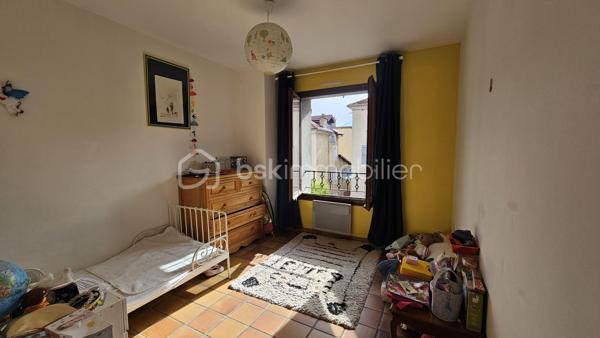 Venez visiter sans tarder cette maison idéalement située, en plein centre ville de Gap dans un environnement calme sur une petite place proche de toutes commodités à pied . 
En RDC une entrée avec un petit sas , et un accès à une toute petite cour . 
A l'étage un hall d'entrée avec placards , des wc . Vous serez charmés par une vaste pièce lumineuse offrant un spacieux salon séjour convivial semi ouvert sur une cuisine équipée pour une atmosphère à la fois conviviale et chaleureuse . 
A l'étage supérieur 3 belles chambres , une salle de bain et des WC séparés . Au dernier étage une grande chambre avec douche , et sous les toits un bureau ou chambre supplémentaire . 
Le petit plus ? Une petite cour à l'abri des regards pouvant être aménagée en petite terrasse repas , jeux cabanes pour enfants , garages à vélos etc 
La maison est idéale pour une grande famille souhaitant profiter du confort d'un cadre de vie spacieux tout en bénéficiant de la proximité immédiate du centre ville . 
DPE en D . Très bon confort thermique malgré les vastes pièces , consommation environ 150 € électricité / mois et 350 € de granulés par an . 
Pas de gros travaux à prévoir . 
Double vitrage , volets battants , VMC double flux .  Taxe foncière 2384 euros .
Chauffage électrique avec radiateurs assez récents et poêle à granulés . Toiture ok . 
Vignette ville de Gap pour le stationnement gratuit sur les parking du centre ville .
Copropriété avec un commerce attenant pas de charges de copro .  
A visiter au plus vite