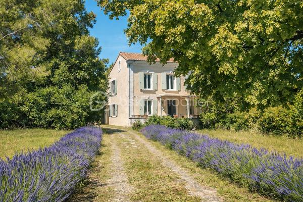 ***Exclusivité ***

Emilie Broche vous présente en exclusivité cette authentique maison de caractère en Provence, à Valréas, où le charme de l'ancien et la douceur de vivre s'expriment pleinement dans un environnement paisible, à deux pas du centre-ville.

Dès l'entrée, vous serez charmés par son magnifique jardin arboré d'environ 1 500 m², véritable écrin de verdure agrémenté d'un bassin et d'un forage, idéal pour les amoureux de nature et les moments de détente en famille.

La maison offre au rez-de-chaussée une entrée en carreau de ciment originaux, une cuisine aménagée, un salon chaleureux, une chambre, un WC indépendant, un cellier ainsi qu'une chaufferie.

À l'étage, l'espace nuit se compose de trois chambres, dont deux belles chambres de 15 m² et 14 m² baignées de lumière grâce à leur exposition plein sud, ainsi qu'une salle de bain.

Ses nombreux atouts sauront vous séduire :
✔ Toiture neuve
✔ Combles aménageables offrant un beau potentiel d'évolution
✔ Garage
✔ Chauffage central
✔ Double vitrage
✔ Terrain arboré de 1 500 m² avec bassin et forage

Une maison pleine de charme et de potentiel, où il fera bon écrire une nouvelle histoire de famille. Quelques aménagements permettront de révéler tout son caractère et d'en faire un lieu de vie unique, à votre image. 

Valréas est une ville à taille humaine d’environ 10 000 habitants, nichée au cœur de l’Enclave des Papes en Provence, entre vignobles, lavande et paysages de caractère.
Elle offre un cadre de vie idéal, avec toutes les commodités à portée de main (écoles jusqu’au lycée, commerces, services de santé, équipements sportifs et de loisirs), parfait pour une vie de famille sereine.

📲 Envie de la découvrir ? 👇🏻 Contactez-moi 👇🏻
☎️ Emilie Broche – 06 29 32 69 64 - Je suis à votre écoute et toujours à vos côtés 😊 🙏🏻 🤝

Pour l'organisation d'une visite, selon l'article L.561.5 du Code Monétaire et Financier, la présentation d'une pièce d'identité vous sera demandée.
.