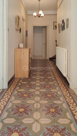 ***Exclusivité ***

Emilie Broche vous présente en exclusivité cette authentique maison de caractère en Provence, à Valréas, où le charme de l'ancien et la douceur de vivre s'expriment pleinement dans un environnement paisible, à deux pas du centre-ville.

Dès l'entrée, vous serez charmés par son magnifique jardin arboré d'environ 1 500 m², véritable écrin de verdure agrémenté d'un bassin et d'un forage, idéal pour les amoureux de nature et les moments de détente en famille.

La maison offre au rez-de-chaussée une entrée en carreau de ciment originaux, une cuisine aménagée, un salon chaleureux, une chambre, un WC indépendant, un cellier ainsi qu'une chaufferie.

À l'étage, l'espace nuit se compose de trois chambres, dont deux belles chambres de 15 m² et 14 m² baignées de lumière grâce à leur exposition plein sud, ainsi qu'une salle de bain.

Ses nombreux atouts sauront vous séduire :
✔ Toiture neuve
✔ Combles aménageables offrant un beau potentiel d'évolution
✔ Garage
✔ Chauffage central
✔ Double vitrage
✔ Terrain arboré de 1 500 m² avec bassin et forage

Une maison pleine de charme et de potentiel, où il fera bon écrire une nouvelle histoire de famille. Quelques aménagements permettront de révéler tout son caractère et d'en faire un lieu de vie unique, à votre image. 

Valréas est une ville à taille humaine d’environ 10 000 habitants, nichée au cœur de l’Enclave des Papes en Provence, entre vignobles, lavande et paysages de caractère.
Elle offre un cadre de vie idéal, avec toutes les commodités à portée de main (écoles jusqu’au lycée, commerces, services de santé, équipements sportifs et de loisirs), parfait pour une vie de famille sereine.

📲 Envie de la découvrir ? 👇🏻 Contactez-moi 👇🏻
☎️ Emilie Broche – 06 29 32 69 64 - Je suis à votre écoute et toujours à vos côtés 😊 🙏🏻 🤝

Pour l'organisation d'une visite, selon l'article L.561.5 du Code Monétaire et Financier, la présentation d'une pièce d'identité vous sera demandée.
.