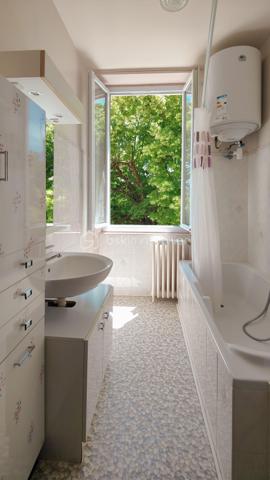 ***Exclusivité ***

Emilie Broche vous présente en exclusivité cette authentique maison de caractère en Provence, à Valréas, où le charme de l'ancien et la douceur de vivre s'expriment pleinement dans un environnement paisible, à deux pas du centre-ville.

Dès l'entrée, vous serez charmés par son magnifique jardin arboré d'environ 1 500 m², véritable écrin de verdure agrémenté d'un bassin et d'un forage, idéal pour les amoureux de nature et les moments de détente en famille.

La maison offre au rez-de-chaussée une entrée en carreau de ciment originaux, une cuisine aménagée, un salon chaleureux, une chambre, un WC indépendant, un cellier ainsi qu'une chaufferie.

À l'étage, l'espace nuit se compose de trois chambres, dont deux belles chambres de 15 m² et 14 m² baignées de lumière grâce à leur exposition plein sud, ainsi qu'une salle de bain.

Ses nombreux atouts sauront vous séduire :
✔ Toiture neuve
✔ Combles aménageables offrant un beau potentiel d'évolution
✔ Garage
✔ Chauffage central
✔ Double vitrage
✔ Terrain arboré de 1 500 m² avec bassin et forage

Une maison pleine de charme et de potentiel, où il fera bon écrire une nouvelle histoire de famille. Quelques aménagements permettront de révéler tout son caractère et d'en faire un lieu de vie unique, à votre image. 

Valréas est une ville à taille humaine d’environ 10 000 habitants, nichée au cœur de l’Enclave des Papes en Provence, entre vignobles, lavande et paysages de caractère.
Elle offre un cadre de vie idéal, avec toutes les commodités à portée de main (écoles jusqu’au lycée, commerces, services de santé, équipements sportifs et de loisirs), parfait pour une vie de famille sereine.

📲 Envie de la découvrir ? 👇🏻 Contactez-moi 👇🏻
☎️ Emilie Broche – 06 29 32 69 64 - Je suis à votre écoute et toujours à vos côtés 😊 🙏🏻 🤝

Pour l'organisation d'une visite, selon l'article L.561.5 du Code Monétaire et Financier, la présentation d'une pièce d'identité vous sera demandée.
.