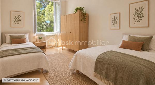 EXCLUSIVITÉ – MAISON DE CARACTÈRE AVEC 4 CHAMBRES ET JARDIN DE 1 500 M² À VALRÉAS

À proximité du centre de Valréas, découvrez cette maison ancienne de 132 m² offrant de beaux volumes, quatre chambres et un remarquable jardin arboré d’environ 1 500 m².

Dès l’arrivée, son allée bordée de lavandes et sa façade de caractère donnent le ton. Le terrain, agrémenté de nombreux arbres, d’un bassin et d’un forage, offre un environnement verdoyant et paisible, particulièrement appréciable à quelques minutes des commerces, des écoles et des services.

UNE MAISON FAMILIALE AUX BEAUX VOLUMES

Au rez-de-chaussée, vous découvrirez :

✔ Une entrée pleine de charme avec ses carreaux de ciment d’origine
✔ Une cuisine aménagée
✔ Un salon-séjour
✔ Une chambre permettant de disposer d’un espace nuit de plain-pied
✔ Un WC indépendant
✔ Un cellier et une chaufferie

À l’étage, l’espace nuit comprend trois chambres, dont deux belles chambres de 14 m² et 15 m² exposées plein sud, ainsi qu’une salle de bains.

UN POTENTIEL À PERSONNALISER

Cette maison a conservé plusieurs éléments caractéristiques de son époque et conviendra parfaitement à des acquéreurs souhaitant créer un intérieur à leur image.

Des travaux de modernisation et d’amélioration énergétique sont à prévoir, mais plusieurs postes importants ont déjà été réalisés ou sont présents :

✔ Toiture refaite
✔ Menuiseries en double vitrage
✔ Chauffage central
✔ Garage
✔ Combles aménageables offrant un potentiel supplémentaire
✔ Jardin arboré avec bassin et forage
✔ Possibilité de stationner plusieurs véhicules

La maison est mitoyenne sur un côté, sans nuisance constatée.

Cette propriété séduira les amateurs de maisons anciennes à la recherche d’espace, de verdure et d’un projet de rénovation permettant de révéler tout le potentiel du lieu.

Valréas offre toutes les commodités nécessaires à la vie quotidienne : établissements scolaires jusqu’au lycée, commerces, services de santé, équipements sportifs et activités de loisirs.

Vous souhaitez découvrir cette maison et imaginer votre futur projet ?

Contactez-moi pour échanger et organiser une visite.

Pour l’organisation d’une visite, conformément à l’article L.561-5 du Code monétaire et financier, une pièce d’identité pourra vous être demandée.

Emilie Broche Immobilier 
Drôme Provençale 
06 29 32 69 64
Toujours à vos côtés