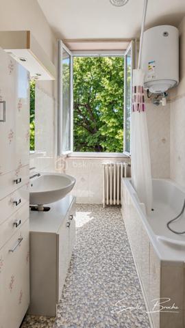 EXCLUSIVITÉ – MAISON DE CARACTÈRE AVEC 4 CHAMBRES ET JARDIN DE 1 500 M² À VALRÉAS

À proximité du centre de Valréas, découvrez cette maison ancienne de 132 m² offrant de beaux volumes, quatre chambres et un remarquable jardin arboré d’environ 1 500 m².

Dès l’arrivée, son allée bordée de lavandes et sa façade de caractère donnent le ton. Le terrain, agrémenté de nombreux arbres, d’un bassin et d’un forage, offre un environnement verdoyant et paisible, particulièrement appréciable à quelques minutes des commerces, des écoles et des services.

UNE MAISON FAMILIALE AUX BEAUX VOLUMES

Au rez-de-chaussée, vous découvrirez :

✔ Une entrée pleine de charme avec ses carreaux de ciment d’origine
✔ Une cuisine aménagée
✔ Un salon-séjour
✔ Une chambre permettant de disposer d’un espace nuit de plain-pied
✔ Un WC indépendant
✔ Un cellier et une chaufferie

À l’étage, l’espace nuit comprend trois chambres, dont deux belles chambres de 14 m² et 15 m² exposées plein sud, ainsi qu’une salle de bains.

UN POTENTIEL À PERSONNALISER

Cette maison a conservé plusieurs éléments caractéristiques de son époque et conviendra parfaitement à des acquéreurs souhaitant créer un intérieur à leur image.

Des travaux de modernisation et d’amélioration énergétique sont à prévoir, mais plusieurs postes importants ont déjà été réalisés ou sont présents :

✔ Toiture refaite
✔ Menuiseries en double vitrage
✔ Chauffage central
✔ Garage
✔ Combles aménageables offrant un potentiel supplémentaire
✔ Jardin arboré avec bassin et forage
✔ Possibilité de stationner plusieurs véhicules

La maison est mitoyenne sur un côté, sans nuisance constatée.

Cette propriété séduira les amateurs de maisons anciennes à la recherche d’espace, de verdure et d’un projet de rénovation permettant de révéler tout le potentiel du lieu.

Valréas offre toutes les commodités nécessaires à la vie quotidienne : établissements scolaires jusqu’au lycée, commerces, services de santé, équipements sportifs et activités de loisirs.

Vous souhaitez découvrir cette maison et imaginer votre futur projet ?

Contactez-moi pour échanger et organiser une visite.

Pour l’organisation d’une visite, conformément à l’article L.561-5 du Code monétaire et financier, une pièce d’identité pourra vous être demandée.

Emilie Broche Immobilier 
Drôme Provençale 
06 29 32 69 64
Toujours à vos côtés