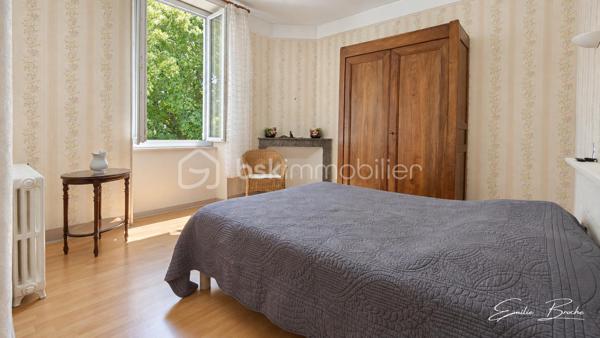 EXCLUSIVITÉ – MAISON DE CARACTÈRE AVEC 4 CHAMBRES ET JARDIN DE 1 500 M² À VALRÉAS

À proximité du centre de Valréas, découvrez cette maison ancienne de 132 m² offrant de beaux volumes, quatre chambres et un remarquable jardin arboré d’environ 1 500 m².

Dès l’arrivée, son allée bordée de lavandes et sa façade de caractère donnent le ton. Le terrain, agrémenté de nombreux arbres, d’un bassin et d’un forage, offre un environnement verdoyant et paisible, particulièrement appréciable à quelques minutes des commerces, des écoles et des services.

UNE MAISON FAMILIALE AUX BEAUX VOLUMES

Au rez-de-chaussée, vous découvrirez :

✔ Une entrée pleine de charme avec ses carreaux de ciment d’origine
✔ Une cuisine aménagée
✔ Un salon-séjour
✔ Une chambre permettant de disposer d’un espace nuit de plain-pied
✔ Un WC indépendant
✔ Un cellier et une chaufferie

À l’étage, l’espace nuit comprend trois chambres, dont deux belles chambres de 14 m² et 15 m² exposées plein sud, ainsi qu’une salle de bains.

UN POTENTIEL À PERSONNALISER

Cette maison a conservé plusieurs éléments caractéristiques de son époque et conviendra parfaitement à des acquéreurs souhaitant créer un intérieur à leur image.

Des travaux de modernisation et d’amélioration énergétique sont à prévoir, mais plusieurs postes importants ont déjà été réalisés ou sont présents :

✔ Toiture refaite
✔ Menuiseries en double vitrage
✔ Chauffage central
✔ Garage
✔ Combles aménageables offrant un potentiel supplémentaire
✔ Jardin arboré avec bassin et forage
✔ Possibilité de stationner plusieurs véhicules

La maison est mitoyenne sur un côté, sans nuisance constatée.

Cette propriété séduira les amateurs de maisons anciennes à la recherche d’espace, de verdure et d’un projet de rénovation permettant de révéler tout le potentiel du lieu.

Valréas offre toutes les commodités nécessaires à la vie quotidienne : établissements scolaires jusqu’au lycée, commerces, services de santé, équipements sportifs et activités de loisirs.

Vous souhaitez découvrir cette maison et imaginer votre futur projet ?

Contactez-moi pour échanger et organiser une visite.

Pour l’organisation d’une visite, conformément à l’article L.561-5 du Code monétaire et financier, une pièce d’identité pourra vous être demandée.

Emilie Broche Immobilier 
Drôme Provençale 
06 29 32 69 64
Toujours à vos côtés