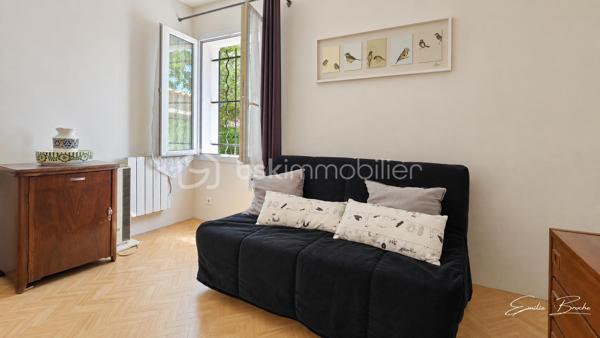 EXCLUSIVITÉ – MAISON DE CARACTÈRE AVEC 4 CHAMBRES ET JARDIN DE 1 500 M² À VALRÉAS

À proximité du centre de Valréas, découvrez cette maison ancienne de 132 m² offrant de beaux volumes, quatre chambres et un remarquable jardin arboré d’environ 1 500 m².

Dès l’arrivée, son allée bordée de lavandes et sa façade de caractère donnent le ton. Le terrain, agrémenté de nombreux arbres, d’un bassin et d’un forage, offre un environnement verdoyant et paisible, particulièrement appréciable à quelques minutes des commerces, des écoles et des services.

UNE MAISON FAMILIALE AUX BEAUX VOLUMES

Au rez-de-chaussée, vous découvrirez :

✔ Une entrée pleine de charme avec ses carreaux de ciment d’origine
✔ Une cuisine aménagée
✔ Un salon-séjour
✔ Une chambre permettant de disposer d’un espace nuit de plain-pied
✔ Un WC indépendant
✔ Un cellier et une chaufferie

À l’étage, l’espace nuit comprend trois chambres, dont deux belles chambres de 14 m² et 15 m² exposées plein sud, ainsi qu’une salle de bains.

UN POTENTIEL À PERSONNALISER

Cette maison a conservé plusieurs éléments caractéristiques de son époque et conviendra parfaitement à des acquéreurs souhaitant créer un intérieur à leur image.

Des travaux de modernisation et d’amélioration énergétique sont à prévoir, mais plusieurs postes importants ont déjà été réalisés ou sont présents :

✔ Toiture refaite
✔ Menuiseries en double vitrage
✔ Chauffage central
✔ Garage
✔ Combles aménageables offrant un potentiel supplémentaire
✔ Jardin arboré avec bassin et forage
✔ Possibilité de stationner plusieurs véhicules

La maison est mitoyenne sur un côté, sans nuisance constatée.

Cette propriété séduira les amateurs de maisons anciennes à la recherche d’espace, de verdure et d’un projet de rénovation permettant de révéler tout le potentiel du lieu.

Valréas offre toutes les commodités nécessaires à la vie quotidienne : établissements scolaires jusqu’au lycée, commerces, services de santé, équipements sportifs et activités de loisirs.

Vous souhaitez découvrir cette maison et imaginer votre futur projet ?

Contactez-moi pour échanger et organiser une visite.

Pour l’organisation d’une visite, conformément à l’article L.561-5 du Code monétaire et financier, une pièce d’identité pourra vous être demandée.

Emilie Broche Immobilier 
Drôme Provençale 
06 29 32 69 64
Toujours à vos côtés