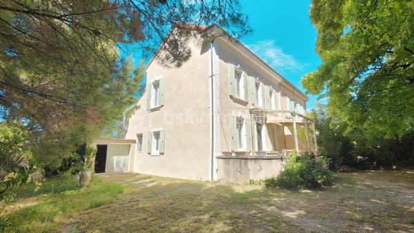***Exclusivité ***

Emilie Broche vous présente en exclusivité cette authentique maison de caractère en Provence, à Valréas, où le charme de l'ancien et la douceur de vivre s'expriment pleinement dans un environnement paisible, à deux pas du centre-ville.

Dès l'entrée, vous serez charmés par son magnifique jardin arboré d'environ 1 500 m², véritable écrin de verdure agrémenté d'un bassin et d'un forage, idéal pour les amoureux de nature et les moments de détente en famille.

La maison offre au rez-de-chaussée une entrée en carreau de ciment originaux, une cuisine aménagée, un salon chaleureux, une chambre, un WC indépendant, un cellier ainsi qu'une chaufferie.

À l'étage, l'espace nuit se compose de trois chambres, dont deux belles chambres de 15 m² et 14 m² baignées de lumière grâce à leur exposition plein sud, ainsi qu'une salle de bain.

Ses nombreux atouts sauront vous séduire :
✔ Toiture neuve
✔ Combles aménageables offrant un beau potentiel d'évolution
✔ Garage
✔ Chauffage central
✔ Double vitrage
✔ Terrain arboré de 1 500 m² avec bassin et forage

Une maison pleine de charme et de potentiel, où il fera bon écrire une nouvelle histoire de famille. Quelques aménagements permettront de révéler tout son caractère et d'en faire un lieu de vie unique, à votre image. 

Valréas est une ville à taille humaine d’environ 10 000 habitants, nichée au cœur de l’Enclave des Papes en Provence, entre vignobles, lavande et paysages de caractère.
Elle offre un cadre de vie idéal, avec toutes les commodités à portée de main (écoles jusqu’au lycée, commerces, services de santé, équipements sportifs et de loisirs), parfait pour une vie de famille sereine.

📲 Envie de la découvrir ? 👇🏻 Contactez-moi 👇🏻
☎️ Emilie Broche – 06 29 32 69 64 - Je suis à votre écoute et toujours à vos côtés 😊 🙏🏻 🤝

Pour l'organisation d'une visite, selon l'article L.561.5 du Code Monétaire et Financier, la présentation d'une pièce d'identité vous sera demandée.
.