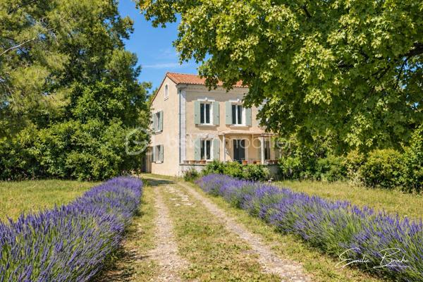 ***Exclusivité ***

Emilie Broche vous présente en exclusivité cette authentique maison de caractère en Provence, à Valréas, où le charme de l'ancien et la douceur de vivre s'expriment pleinement dans un environnement paisible, à deux pas du centre-ville.

Dès l'entrée, vous serez charmés par son magnifique jardin arboré d'environ 1 500 m², véritable écrin de verdure agrémenté d'un bassin et d'un forage, idéal pour les amoureux de nature et les moments de détente en famille.

La maison offre au rez-de-chaussée une entrée en carreau de ciment originaux, une cuisine aménagée, un salon chaleureux, une chambre, un WC indépendant, un cellier ainsi qu'une chaufferie.

À l'étage, l'espace nuit se compose de trois chambres, dont deux belles chambres de 15 m² et 14 m² baignées de lumière grâce à leur exposition plein sud, ainsi qu'une salle de bain.

Ses nombreux atouts sauront vous séduire :
✔ Toiture neuve
✔ Combles aménageables offrant un beau potentiel d'évolution
✔ Garage
✔ Chauffage central
✔ Double vitrage
✔ Terrain arboré de 1 500 m² avec bassin et forage

Une maison pleine de charme et de potentiel, où il fera bon écrire une nouvelle histoire de famille. Quelques aménagements permettront de révéler tout son caractère et d'en faire un lieu de vie unique, à votre image. 

Valréas est une ville à taille humaine d’environ 10 000 habitants, nichée au cœur de l’Enclave des Papes en Provence, entre vignobles, lavande et paysages de caractère.
Elle offre un cadre de vie idéal, avec toutes les commodités à portée de main (écoles jusqu’au lycée, commerces, services de santé, équipements sportifs et de loisirs), parfait pour une vie de famille sereine.

📲 Envie de la découvrir ? 👇🏻 Contactez-moi 👇🏻
☎️ Emilie Broche – 06 29 32 69 64 - Je suis à votre écoute et toujours à vos côtés 😊 🙏🏻 🤝

Pour l'organisation d'une visite, selon l'article L.561.5 du Code Monétaire et Financier, la présentation d'une pièce d'identité vous sera demandée.
.