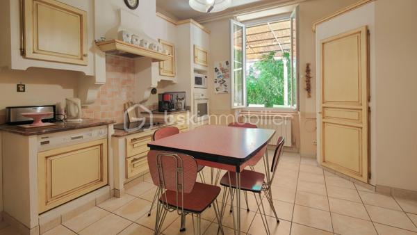 ***Exclusivité ***

Emilie Broche vous présente en exclusivité cette authentique maison de caractère en Provence, à Valréas, où le charme de l'ancien et la douceur de vivre s'expriment pleinement dans un environnement paisible, à deux pas du centre-ville.

Dès l'entrée, vous serez charmés par son magnifique jardin arboré d'environ 1 500 m², véritable écrin de verdure agrémenté d'un bassin et d'un forage, idéal pour les amoureux de nature et les moments de détente en famille.

La maison offre au rez-de-chaussée une entrée en carreau de ciment originaux, une cuisine aménagée, un salon chaleureux, une chambre, un WC indépendant, un cellier ainsi qu'une chaufferie.

À l'étage, l'espace nuit se compose de trois chambres, dont deux belles chambres de 15 m² et 14 m² baignées de lumière grâce à leur exposition plein sud, ainsi qu'une salle de bain.

Ses nombreux atouts sauront vous séduire :
✔ Toiture neuve
✔ Combles aménageables offrant un beau potentiel d'évolution
✔ Garage
✔ Chauffage central
✔ Double vitrage
✔ Terrain arboré de 1 500 m² avec bassin et forage

Une maison pleine de charme et de potentiel, où il fera bon écrire une nouvelle histoire de famille. Quelques aménagements permettront de révéler tout son caractère et d'en faire un lieu de vie unique, à votre image. 

Valréas est une ville à taille humaine d’environ 10 000 habitants, nichée au cœur de l’Enclave des Papes en Provence, entre vignobles, lavande et paysages de caractère.
Elle offre un cadre de vie idéal, avec toutes les commodités à portée de main (écoles jusqu’au lycée, commerces, services de santé, équipements sportifs et de loisirs), parfait pour une vie de famille sereine.

📲 Envie de la découvrir ? 👇🏻 Contactez-moi 👇🏻
☎️ Emilie Broche – 06 29 32 69 64 - Je suis à votre écoute et toujours à vos côtés 😊 🙏🏻 🤝

Pour l'organisation d'une visite, selon l'article L.561.5 du Code Monétaire et Financier, la présentation d'une pièce d'identité vous sera demandée.
.