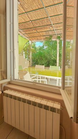 ***Exclusivité ***

Emilie Broche vous présente en exclusivité cette authentique maison de caractère en Provence, à Valréas, où le charme de l'ancien et la douceur de vivre s'expriment pleinement dans un environnement paisible, à deux pas du centre-ville.

Dès l'entrée, vous serez charmés par son magnifique jardin arboré d'environ 1 500 m², véritable écrin de verdure agrémenté d'un bassin et d'un forage, idéal pour les amoureux de nature et les moments de détente en famille.

La maison offre au rez-de-chaussée une entrée en carreau de ciment originaux, une cuisine aménagée, un salon chaleureux, une chambre, un WC indépendant, un cellier ainsi qu'une chaufferie.

À l'étage, l'espace nuit se compose de trois chambres, dont deux belles chambres de 15 m² et 14 m² baignées de lumière grâce à leur exposition plein sud, ainsi qu'une salle de bain.

Ses nombreux atouts sauront vous séduire :
✔ Toiture neuve
✔ Combles aménageables offrant un beau potentiel d'évolution
✔ Garage
✔ Chauffage central
✔ Double vitrage
✔ Terrain arboré de 1 500 m² avec bassin et forage

Une maison pleine de charme et de potentiel, où il fera bon écrire une nouvelle histoire de famille. Quelques aménagements permettront de révéler tout son caractère et d'en faire un lieu de vie unique, à votre image. 

Valréas est une ville à taille humaine d’environ 10 000 habitants, nichée au cœur de l’Enclave des Papes en Provence, entre vignobles, lavande et paysages de caractère.
Elle offre un cadre de vie idéal, avec toutes les commodités à portée de main (écoles jusqu’au lycée, commerces, services de santé, équipements sportifs et de loisirs), parfait pour une vie de famille sereine.

📲 Envie de la découvrir ? 👇🏻 Contactez-moi 👇🏻
☎️ Emilie Broche – 06 29 32 69 64 - Je suis à votre écoute et toujours à vos côtés 😊 🙏🏻 🤝

Pour l'organisation d'une visite, selon l'article L.561.5 du Code Monétaire et Financier, la présentation d'une pièce d'identité vous sera demandée.
.