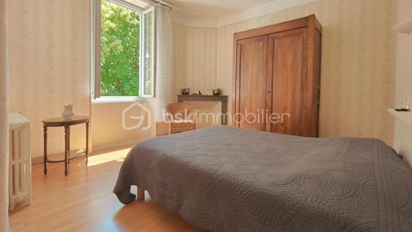 ***Exclusivité ***

Emilie Broche vous présente en exclusivité cette authentique maison de caractère en Provence, à Valréas, où le charme de l'ancien et la douceur de vivre s'expriment pleinement dans un environnement paisible, à deux pas du centre-ville.

Dès l'entrée, vous serez charmés par son magnifique jardin arboré d'environ 1 500 m², véritable écrin de verdure agrémenté d'un bassin et d'un forage, idéal pour les amoureux de nature et les moments de détente en famille.

La maison offre au rez-de-chaussée une entrée en carreau de ciment originaux, une cuisine aménagée, un salon chaleureux, une chambre, un WC indépendant, un cellier ainsi qu'une chaufferie.

À l'étage, l'espace nuit se compose de trois chambres, dont deux belles chambres de 15 m² et 14 m² baignées de lumière grâce à leur exposition plein sud, ainsi qu'une salle de bain.

Ses nombreux atouts sauront vous séduire :
✔ Toiture neuve
✔ Combles aménageables offrant un beau potentiel d'évolution
✔ Garage
✔ Chauffage central
✔ Double vitrage
✔ Terrain arboré de 1 500 m² avec bassin et forage

Une maison pleine de charme et de potentiel, où il fera bon écrire une nouvelle histoire de famille. Quelques aménagements permettront de révéler tout son caractère et d'en faire un lieu de vie unique, à votre image. 

Valréas est une ville à taille humaine d’environ 10 000 habitants, nichée au cœur de l’Enclave des Papes en Provence, entre vignobles, lavande et paysages de caractère.
Elle offre un cadre de vie idéal, avec toutes les commodités à portée de main (écoles jusqu’au lycée, commerces, services de santé, équipements sportifs et de loisirs), parfait pour une vie de famille sereine.

📲 Envie de la découvrir ? 👇🏻 Contactez-moi 👇🏻
☎️ Emilie Broche – 06 29 32 69 64 - Je suis à votre écoute et toujours à vos côtés 😊 🙏🏻 🤝

Pour l'organisation d'une visite, selon l'article L.561.5 du Code Monétaire et Financier, la présentation d'une pièce d'identité vous sera demandée.
.