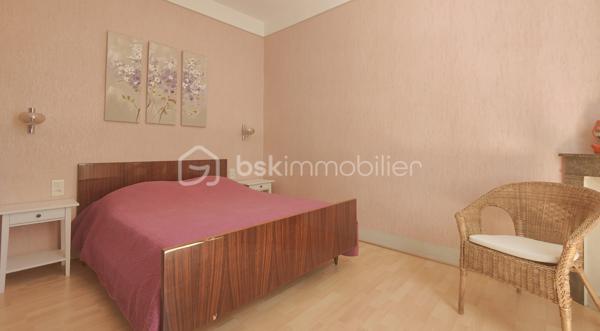 ***Exclusivité ***

Emilie Broche vous présente en exclusivité cette authentique maison de caractère en Provence, à Valréas, où le charme de l'ancien et la douceur de vivre s'expriment pleinement dans un environnement paisible, à deux pas du centre-ville.

Dès l'entrée, vous serez charmés par son magnifique jardin arboré d'environ 1 500 m², véritable écrin de verdure agrémenté d'un bassin et d'un forage, idéal pour les amoureux de nature et les moments de détente en famille.

La maison offre au rez-de-chaussée une entrée en carreau de ciment originaux, une cuisine aménagée, un salon chaleureux, une chambre, un WC indépendant, un cellier ainsi qu'une chaufferie.

À l'étage, l'espace nuit se compose de trois chambres, dont deux belles chambres de 15 m² et 14 m² baignées de lumière grâce à leur exposition plein sud, ainsi qu'une salle de bain.

Ses nombreux atouts sauront vous séduire :
✔ Toiture neuve
✔ Combles aménageables offrant un beau potentiel d'évolution
✔ Garage
✔ Chauffage central
✔ Double vitrage
✔ Terrain arboré de 1 500 m² avec bassin et forage

Une maison pleine de charme et de potentiel, où il fera bon écrire une nouvelle histoire de famille. Quelques aménagements permettront de révéler tout son caractère et d'en faire un lieu de vie unique, à votre image. 

Valréas est une ville à taille humaine d’environ 10 000 habitants, nichée au cœur de l’Enclave des Papes en Provence, entre vignobles, lavande et paysages de caractère.
Elle offre un cadre de vie idéal, avec toutes les commodités à portée de main (écoles jusqu’au lycée, commerces, services de santé, équipements sportifs et de loisirs), parfait pour une vie de famille sereine.

📲 Envie de la découvrir ? 👇🏻 Contactez-moi 👇🏻
☎️ Emilie Broche – 06 29 32 69 64 - Je suis à votre écoute et toujours à vos côtés 😊 🙏🏻 🤝

Pour l'organisation d'une visite, selon l'article L.561.5 du Code Monétaire et Financier, la présentation d'une pièce d'identité vous sera demandée.
.