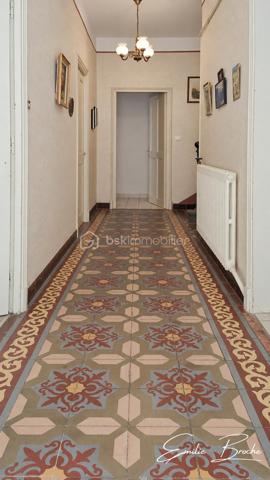 ***Exclusivité ***

Emilie Broche vous présente en exclusivité cette authentique maison de caractère en Provence, à Valréas, où le charme de l'ancien et la douceur de vivre s'expriment pleinement dans un environnement paisible, à deux pas du centre-ville.

Dès l'entrée, vous serez charmés par son magnifique jardin arboré d'environ 1 500 m², véritable écrin de verdure agrémenté d'un bassin et d'un forage, idéal pour les amoureux de nature et les moments de détente en famille.

La maison offre au rez-de-chaussée une entrée en carreau de ciment originaux, une cuisine aménagée, un salon chaleureux, une chambre, un WC indépendant, un cellier ainsi qu'une chaufferie.

À l'étage, l'espace nuit se compose de trois chambres, dont deux belles chambres de 15 m² et 14 m² baignées de lumière grâce à leur exposition plein sud, ainsi qu'une salle de bain.

Ses nombreux atouts sauront vous séduire :
✔ Toiture neuve
✔ Combles aménageables offrant un beau potentiel d'évolution
✔ Garage
✔ Chauffage central
✔ Double vitrage
✔ Terrain arboré de 1 500 m² avec bassin et forage

Une maison pleine de charme et de potentiel, où il fera bon écrire une nouvelle histoire de famille. Quelques aménagements permettront de révéler tout son caractère et d'en faire un lieu de vie unique, à votre image. 

Valréas est une ville à taille humaine d’environ 10 000 habitants, nichée au cœur de l’Enclave des Papes en Provence, entre vignobles, lavande et paysages de caractère.
Elle offre un cadre de vie idéal, avec toutes les commodités à portée de main (écoles jusqu’au lycée, commerces, services de santé, équipements sportifs et de loisirs), parfait pour une vie de famille sereine.

📲 Envie de la découvrir ? 👇🏻 Contactez-moi 👇🏻
☎️ Emilie Broche – 06 29 32 69 64 - Je suis à votre écoute et toujours à vos côtés 😊 🙏🏻 🤝

Pour l'organisation d'une visite, selon l'article L.561.5 du Code Monétaire et Financier, la présentation d'une pièce d'identité vous sera demandée.
.