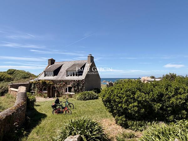 Maison à vendre ancrée sur l'île Nord de Bréhat, vue remarquable sur la mer