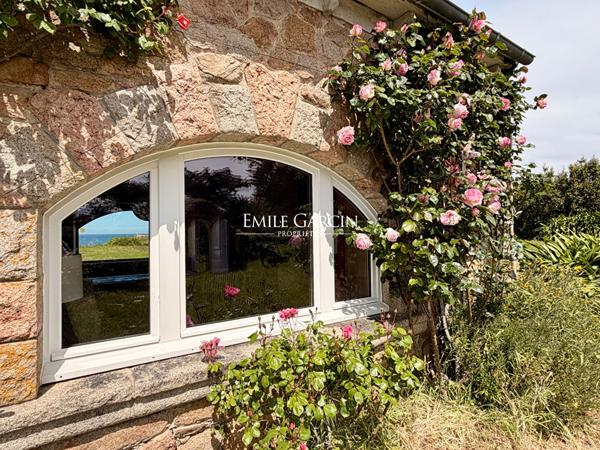 Maison à vendre ancrée sur l'île Nord de Bréhat, vue remarquable sur la mer