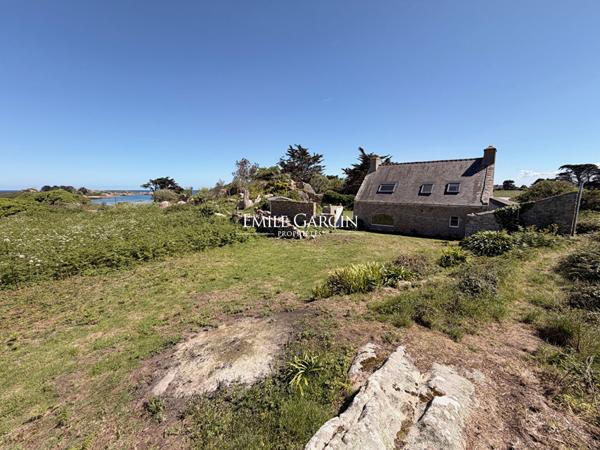 Maison à vendre ancrée sur l'île Nord de Bréhat, vue remarquable sur la mer