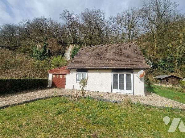 RIVES EN SEINE, PAVILLON d'~84m² sur ~600m² de terrain, séjour/salon, 2 chambres, garage attenant.