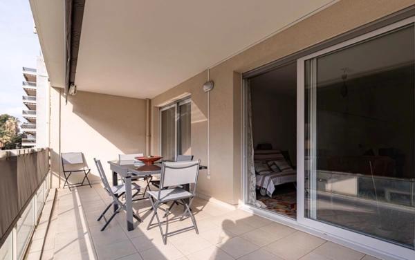 À Vendre – Beau 2 Pièces Meublé avec Grande Terrasse et parking –JUAN LES PINS (06)