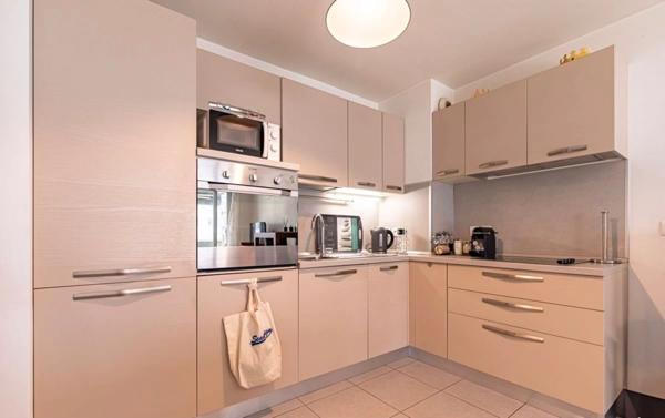 À Vendre – Beau 2 Pièces Meublé avec Grande Terrasse et parking –JUAN LES PINS (06)