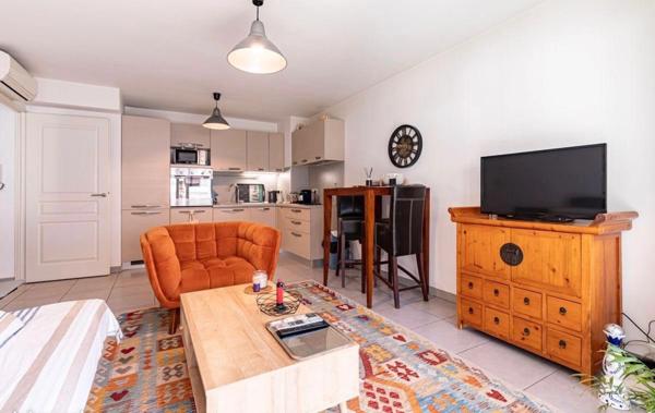 À Vendre – Beau 2 Pièces Meublé avec Grande Terrasse et parking –JUAN LES PINS (06)