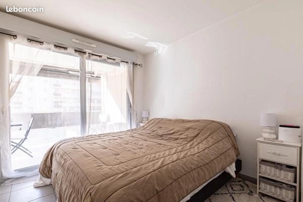 À Vendre – Beau 2 Pièces Meublé avec Grande Terrasse et parking –JUAN LES PINS (06)