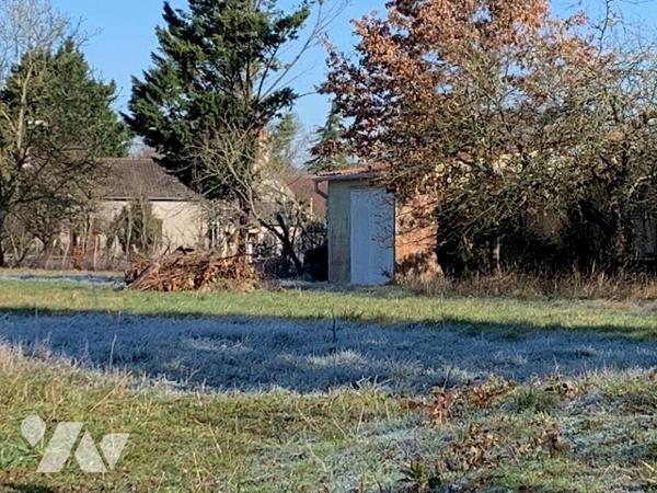 Terrain constructible sur moitié du terrain.