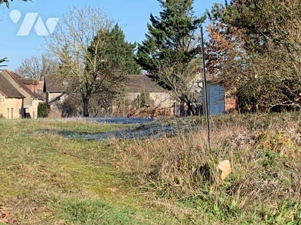 Terrain constructible sur moitié du terrain.