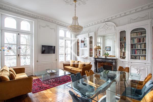 Bel appartement Haussmanien avec garage, rénové, à 2 pas du Chateau.