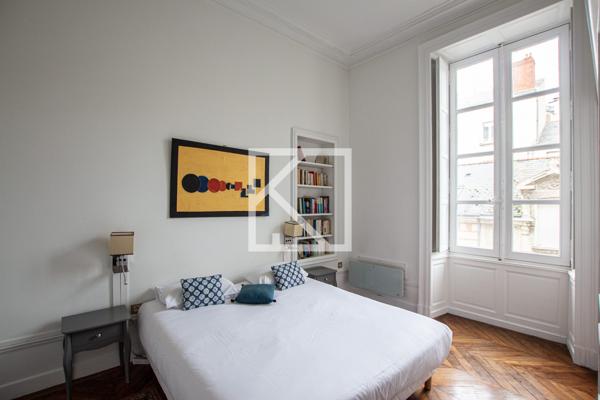Bel appartement Haussmanien avec garage, rénové, à 2 pas du Chateau.