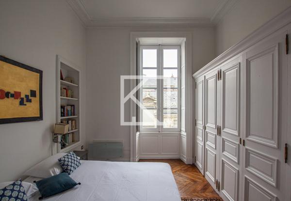 Bel appartement Haussmanien avec garage, rénové, à 2 pas du Chateau.