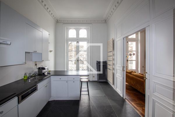 Bel appartement Haussmanien avec garage, rénové, à 2 pas du Chateau.