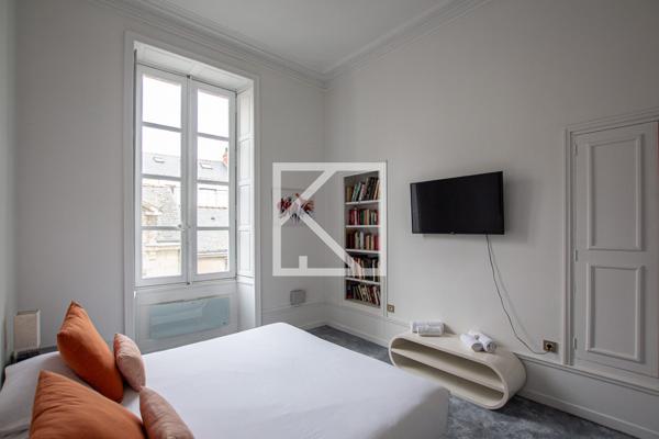 Bel appartement Haussmanien avec garage, rénové, à 2 pas du Chateau.