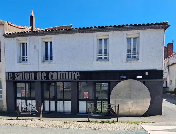 Local commercial plus un appartement de 125m² environ.