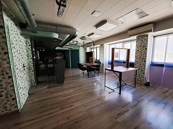 Local commercial plus un appartement de 125m² environ.