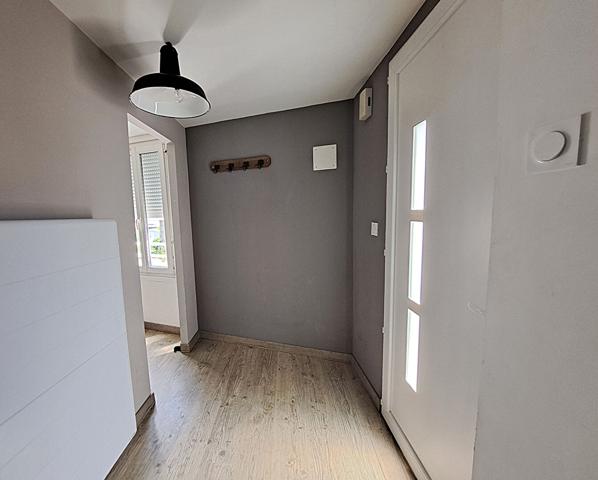 Local commercial plus un appartement de 125m² environ.