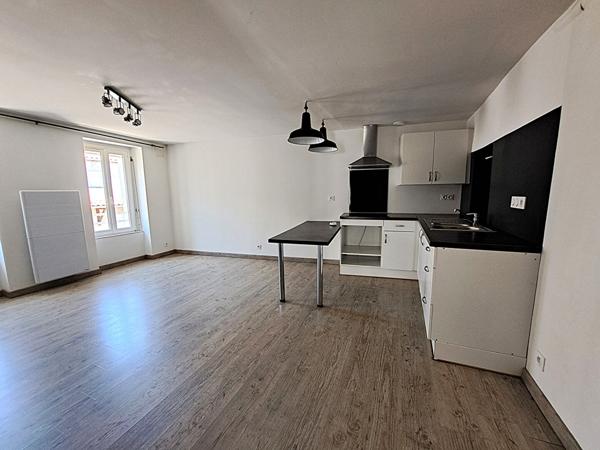 Local commercial plus un appartement de 125m² environ.