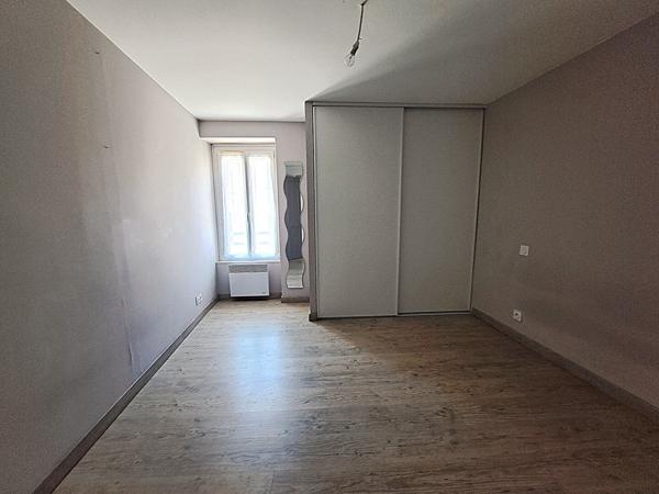 Local commercial plus un appartement de 125m² environ.
